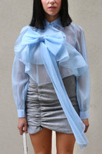 Carica l&#39;immagine nel visualizzatore di Gallery, Camicia organza con maxi fiocco azzurra
