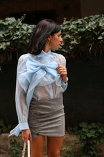 Carica l&#39;immagine nel visualizzatore di Gallery, Camicia organza con maxi fiocco azzurra
