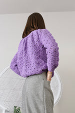 Carica l&#39;immagine nel visualizzatore di Gallery, Grandma Vintage pull lilla
