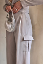 Carica l&#39;immagine nel visualizzatore di Gallery, Pantalone cargo coord set grigio
