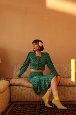 Carica l&#39;immagine nel visualizzatore di Gallery, Crop Top satin upcycled vintage
